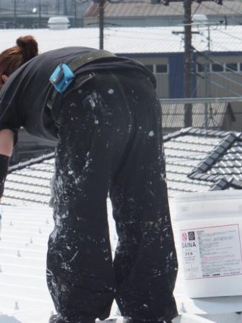 三郷市倉庫の屋根中塗り