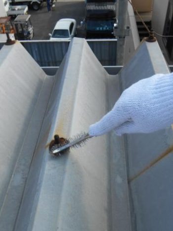 三郷市倉庫の折半屋根ボルトのケレン