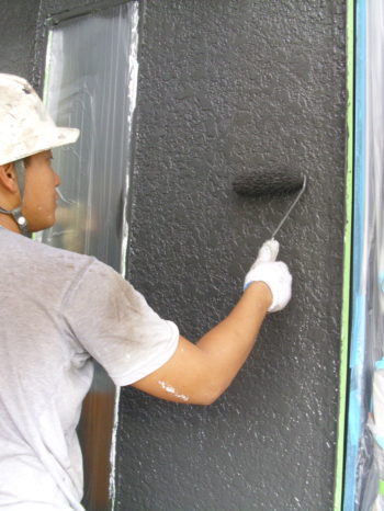 柏市M様邸の外壁の上塗りの様子