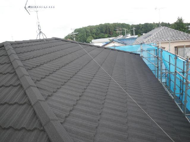 柏市T様邸の屋根カバー工法が完了した様子