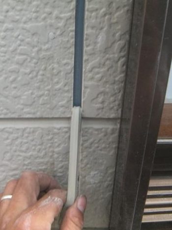 柏市T様邸の目地シーリングを撤去している様子