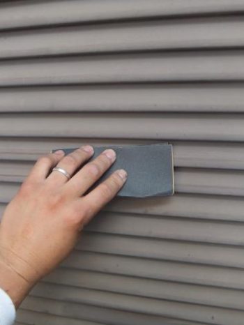 柏市T様邸の雨戸をケレンしている様子