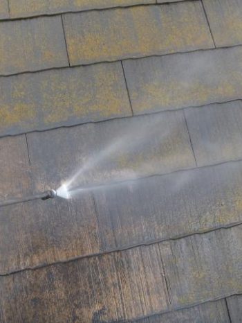 柏市T様邸の屋根の高圧洗浄の様子