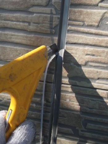 我孫子市K様邸の外壁サイディング目地シーリングを撤去している様子