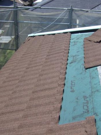 柏市K様邸の屋根材を軒先から葺きます
