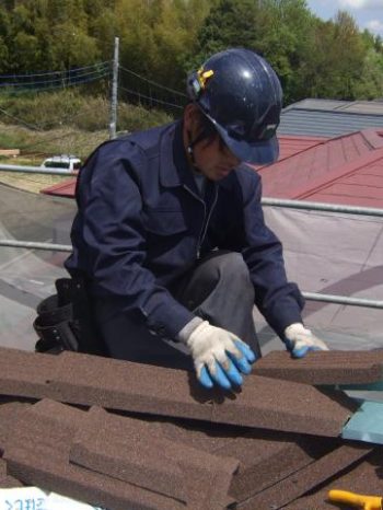 柏市K様邸屋根のカバー工法作業の様子