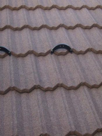 柏市K様邸のTルーフ専用の雪止め金具を取り付け