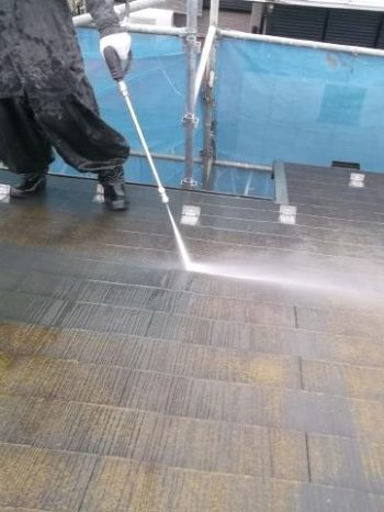 我孫子市K様邸の屋根高圧洗浄の様子