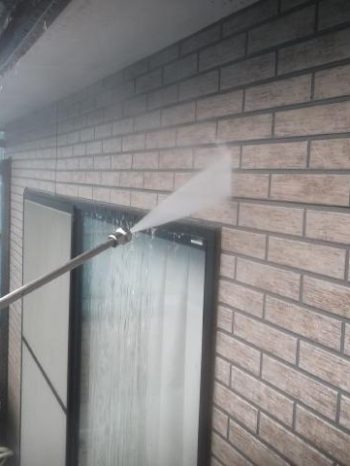 我孫子市K様邸の外壁高圧洗浄の様子