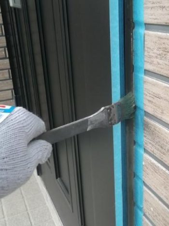 我孫子市K様邸の外壁目地にプライマーを塗布している様子