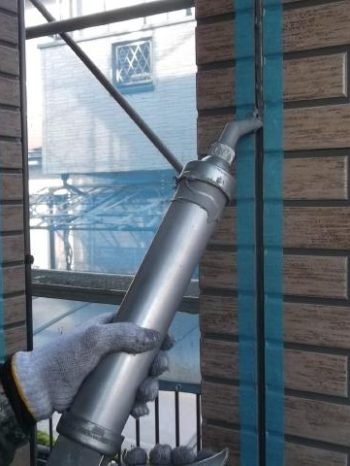 我孫子市K様邸の外壁目地シーリング材を充填している様子