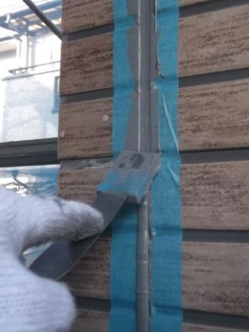 我孫子市K様邸の外壁目地シーリング材を均している様子