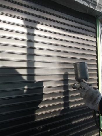 我孫子市K様邸のシャッター錆止め塗装の様子