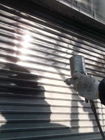 我孫子市K様邸のシャッター吹付け上塗り1回目の様子