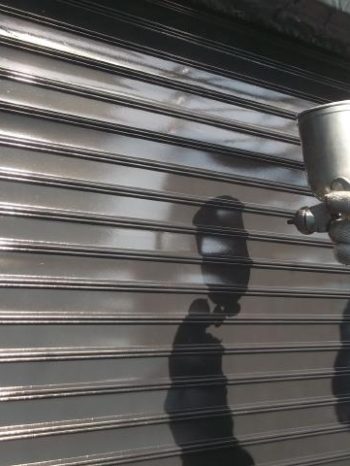 我孫子市K様邸のシャッター吹付け上塗り2回目の様子