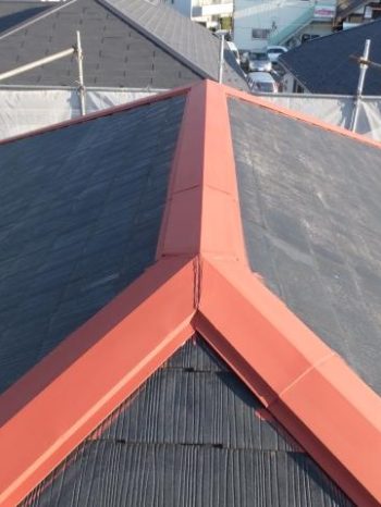 柏市M様邸の屋根棟板金の錆止め塗装の様子