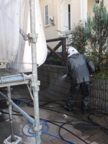 柏市M様邸の駐車場土間の洗浄の様子