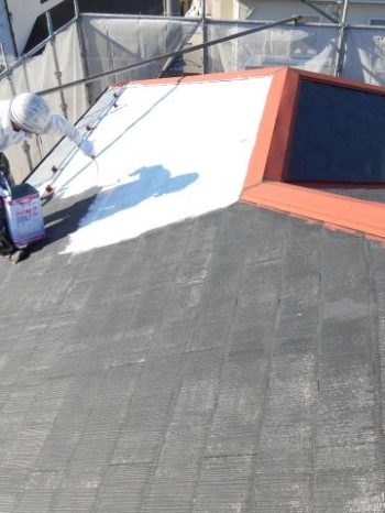 柏市M様邸の屋根下塗りの様子