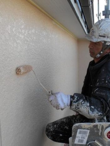 柏市M様邸の外壁上塗りの様子