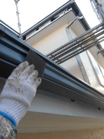 柏市M様邸の雨樋のケレンの様子