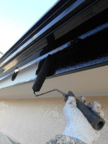 柏市M様邸の破風板塗装の様子