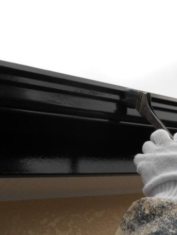 柏市M様邸の雨樋塗装の様子