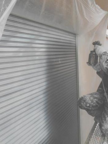 柏市M様邸のシャッター錆止め吹き付け塗装の様子