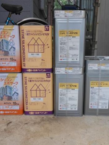 守谷市M様邸の外壁と屋根に使用した塗料の様子