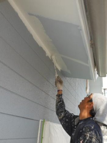 守谷市M様邸の軒天塗装の様子