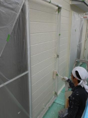 守谷市M様邸の外壁上塗りの様子