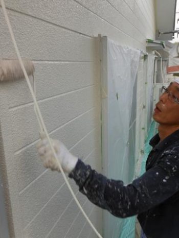 守谷市M様邸の外壁中塗りの様子