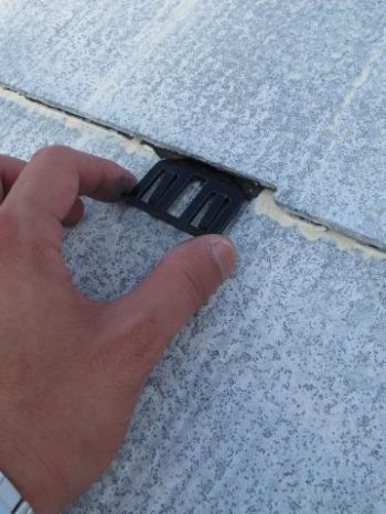 守谷市M様邸のコロニアルにタスペーサーを挿入している様子