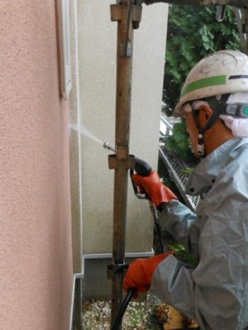 龍ケ崎市N様邸の外壁高圧洗浄の様子