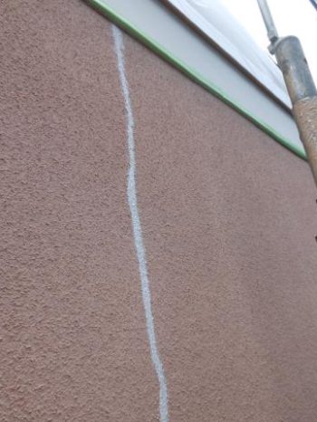 龍ケ崎市N様邸の外壁ひび割れ補修の様子