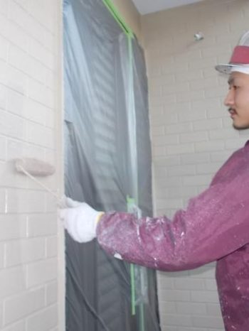 取手市O様邸の外壁上塗りの様子