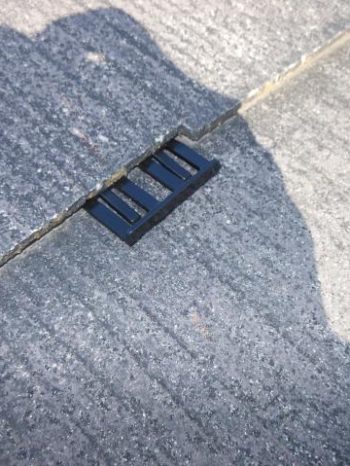 取手市O様邸のタスペーサーを挿入している様子