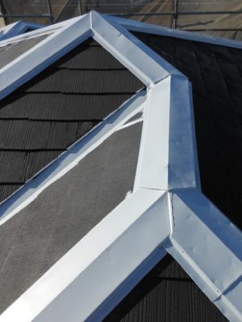 取手市O様邸の屋根の棟板金錆止め塗装の様子