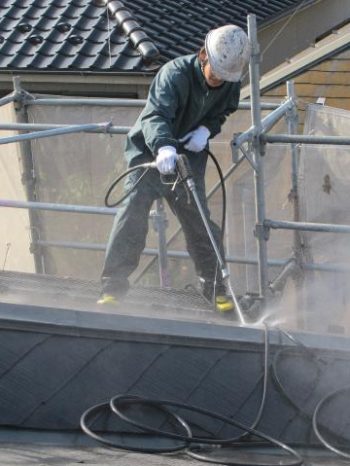 取手市O様邸の屋根高圧洗浄の様子