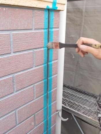 取手市O様邸のサイディング目地にプライマー塗布している様子