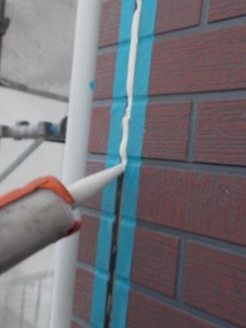 取手市O様邸のサイディング目地にシーリングを充填している様子