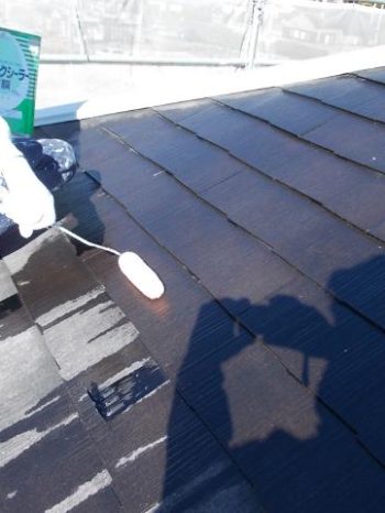 取手市O様邸の屋根の下塗りの様子
