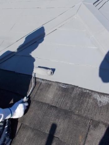 取手市O様邸の屋根の中塗りの様子