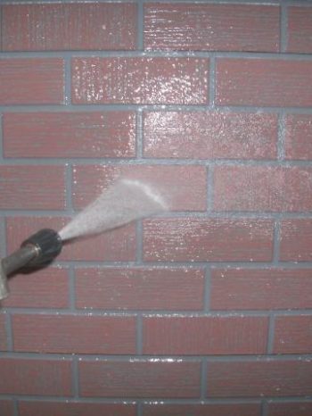 取手市O様邸の外壁高圧洗浄の様子