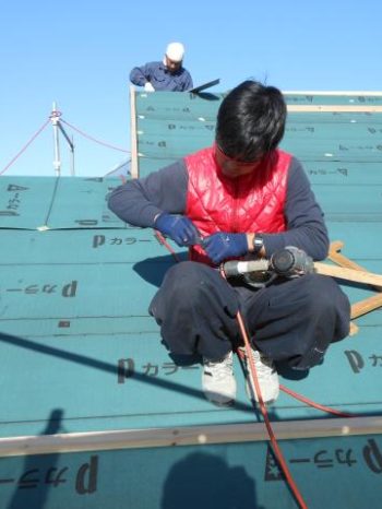 鎌ケ谷市S様邸のルーフィング敷き込みの様子