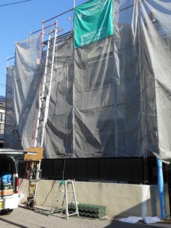 鎌ケ谷市S様邸の足場の組み立ての様子