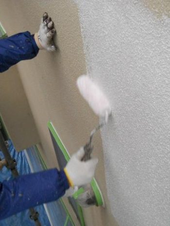 鎌ケ谷市S様邸の外壁の下塗りの様子