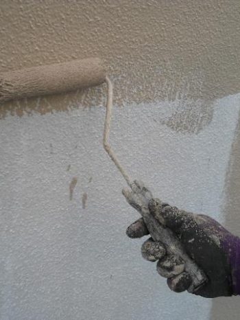 鎌ケ谷市S様邸の外壁の中塗りの様子