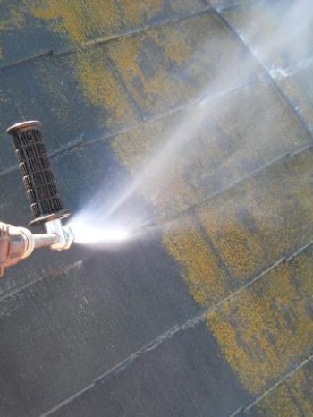 鎌ケ谷市S様邸の屋根の高圧洗浄の様子