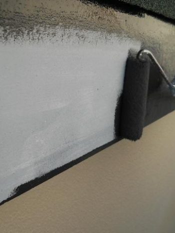 鎌ケ谷市S様邸の破風板の上塗り2回目の様子