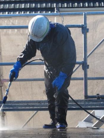 柏市S様邸の屋根の高圧洗浄の様子